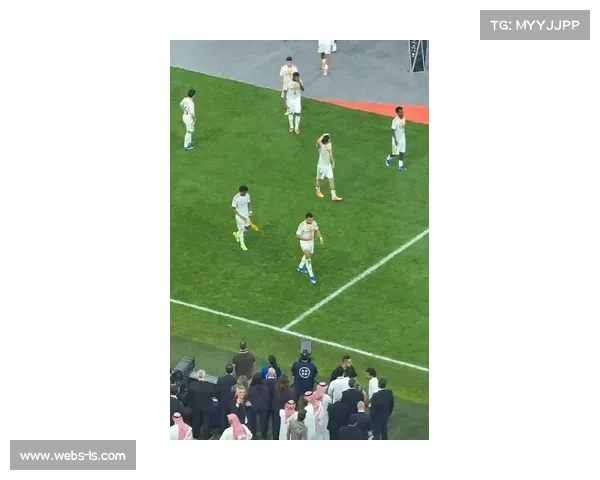 超级杯赛后阿隆索示意列队致敬巴萨，姆巴佩挥手拒绝。